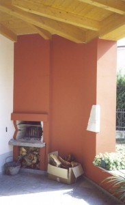 Particolare barbecue e scultura incassata nel muro